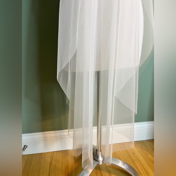 Beautiful 40 inch Italian net wedding veil with a plastic comb bridal - Picture 5 of 12